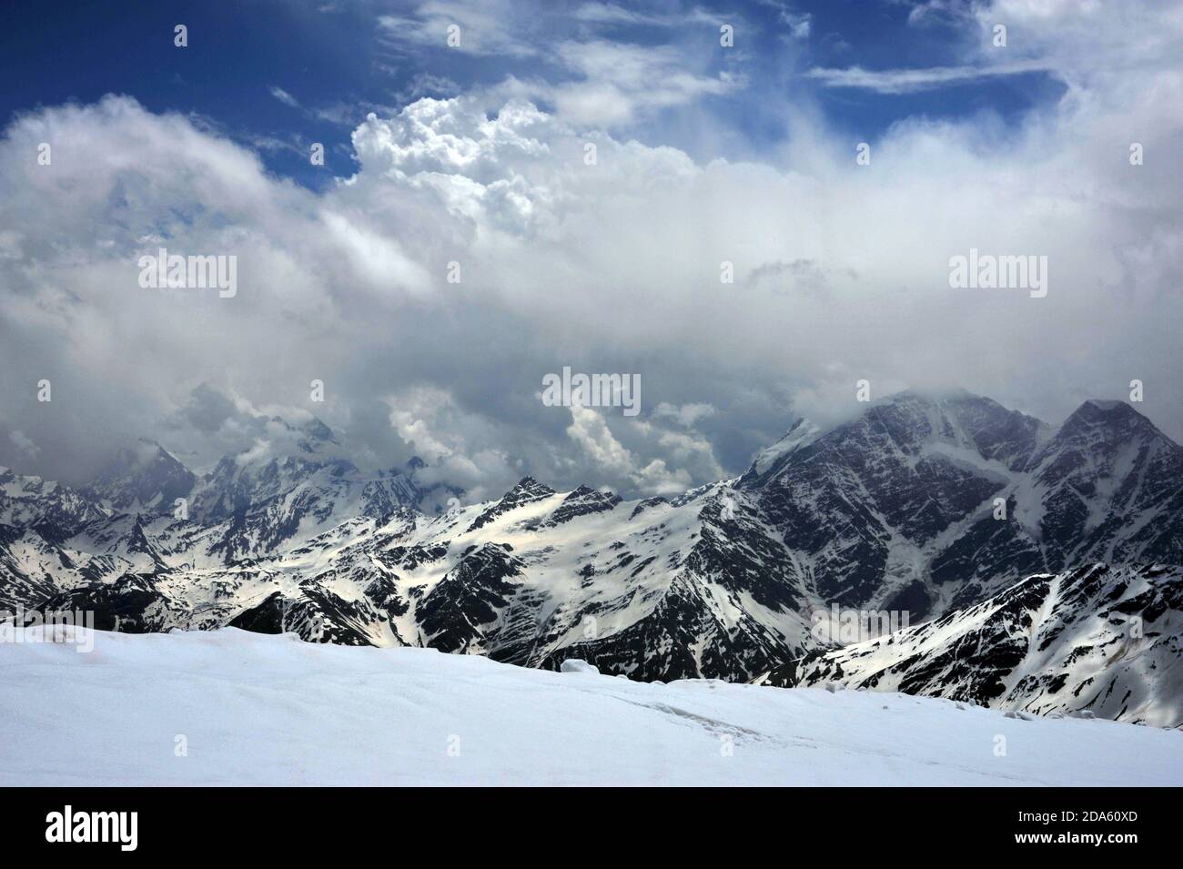 Vista della catena montuosa del Caucasico principale dal pendio di Elbro. Foto Stock