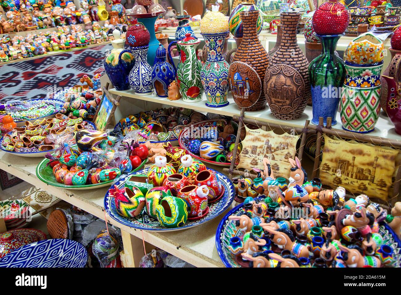 Vasi in ceramica fatti a mano con ornamenti nazionali e altri souvenir dell'uzbekistan nel negozio. Arte tradizionale 29 aprile 2019. Foto Stock