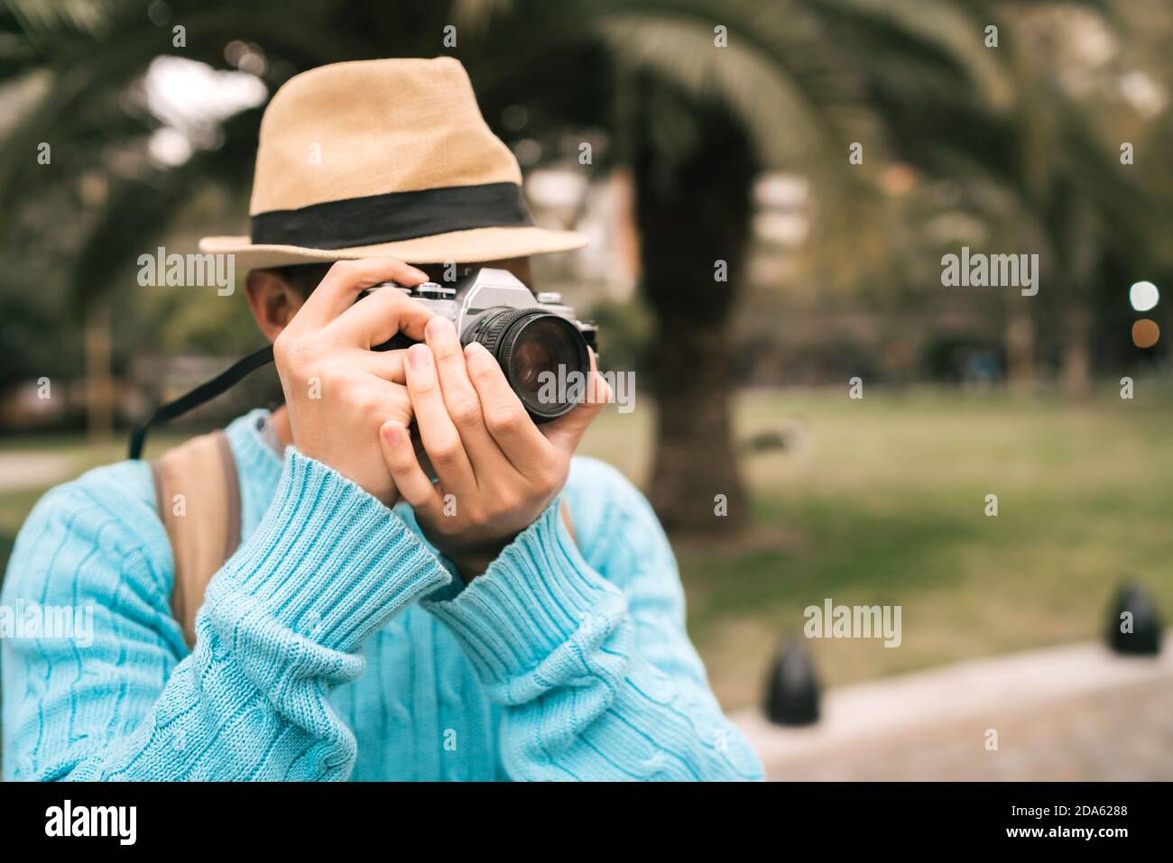 Turista asiatico con una macchina fotografica d'epoca. Foto Stock