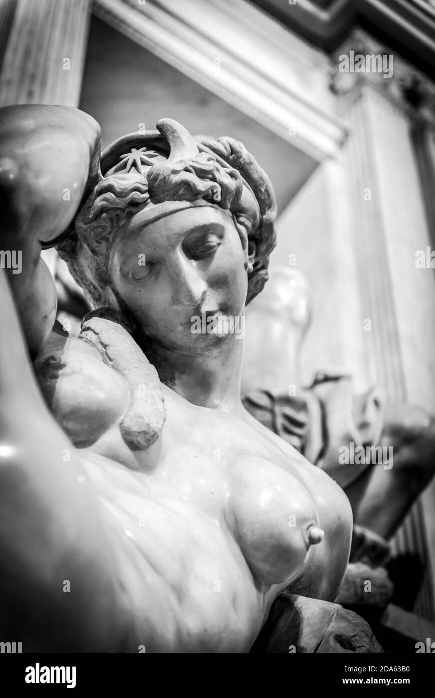 FIRENZE, ITALIA - 7 OTTOBRE 2018: Una scultura marmorea di Michelangelo, databile al 1524-34 sulla tomba di Lorenzo II de' Medici nella Cappella dei Medici Foto Stock