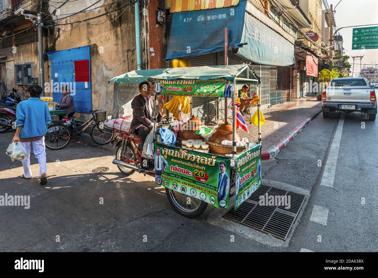 Bangkok, Thailandia - 7 dicembre 2019: Falco locale sulla sua bicicletta che vende cibo caldo per le strade di Bangkok, Thailandia. Foto Stock