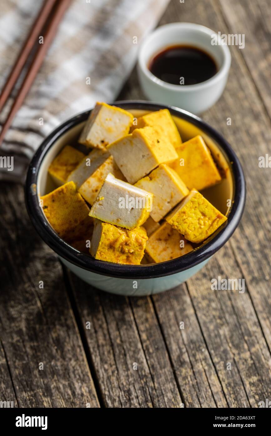 Morsi di tofu marinato in ciotola. Foto Stock