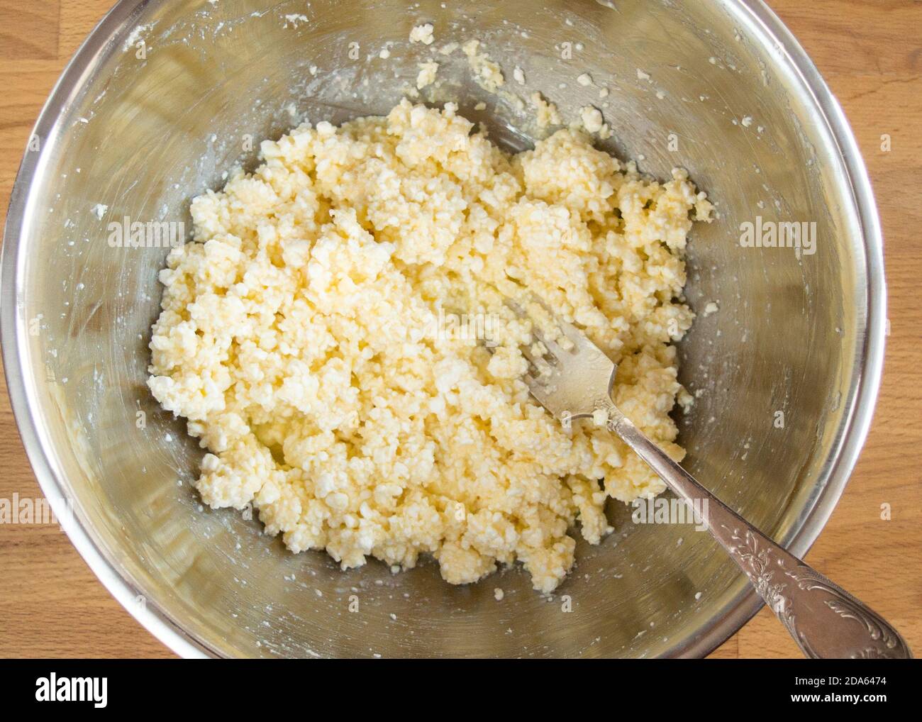 Una miscela grezza di uova, formaggio di cottage e burro per biscotti. Vista dall'alto, senza persone. Foto Stock