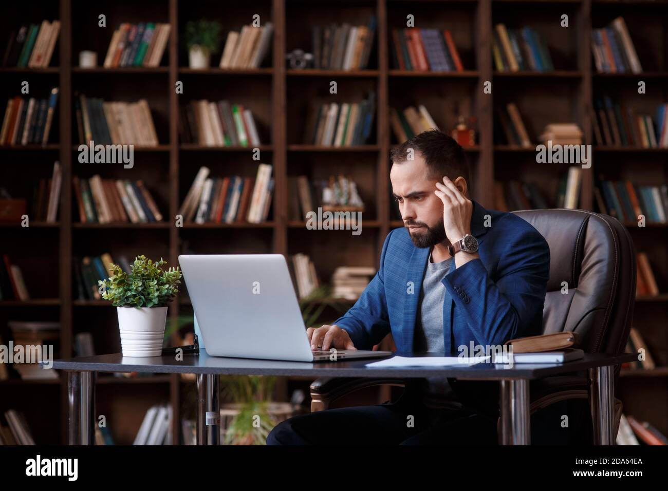 Un giovane stanco sente il dolore da overexerction degli occhi, sfregando gli occhi irritati asciutti, stanco di lavorare al computer, una persona stressata soffre Foto Stock