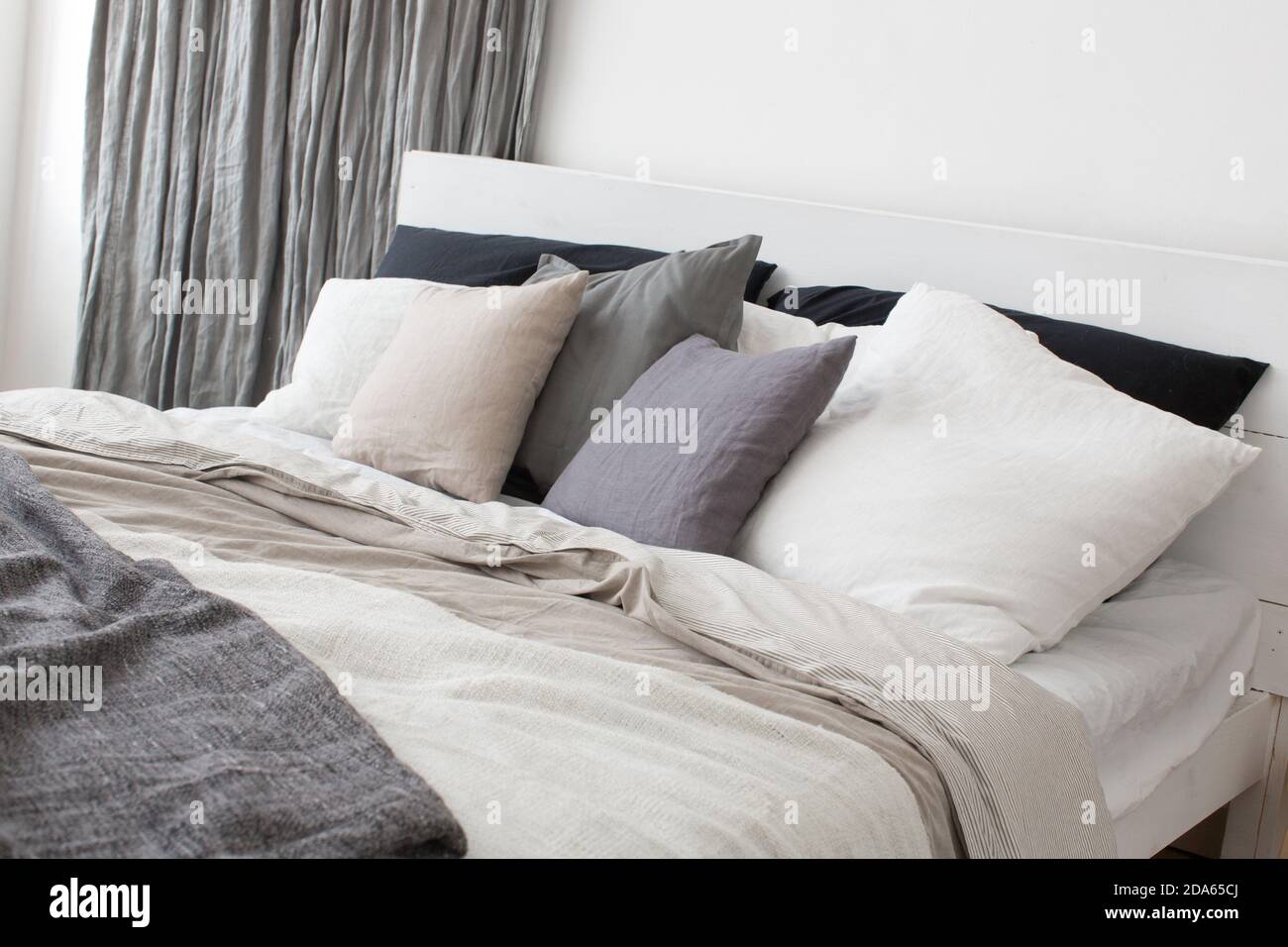 Letto con bianco e biancheria di colore grigio Foto Stock Letto con bianco e biancheria di colore grigio Foto Stock