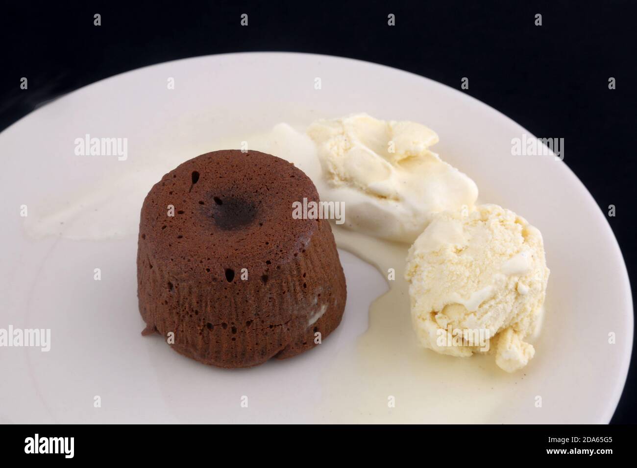 coulant al cioccolato con gelato al vanila Foto Stock