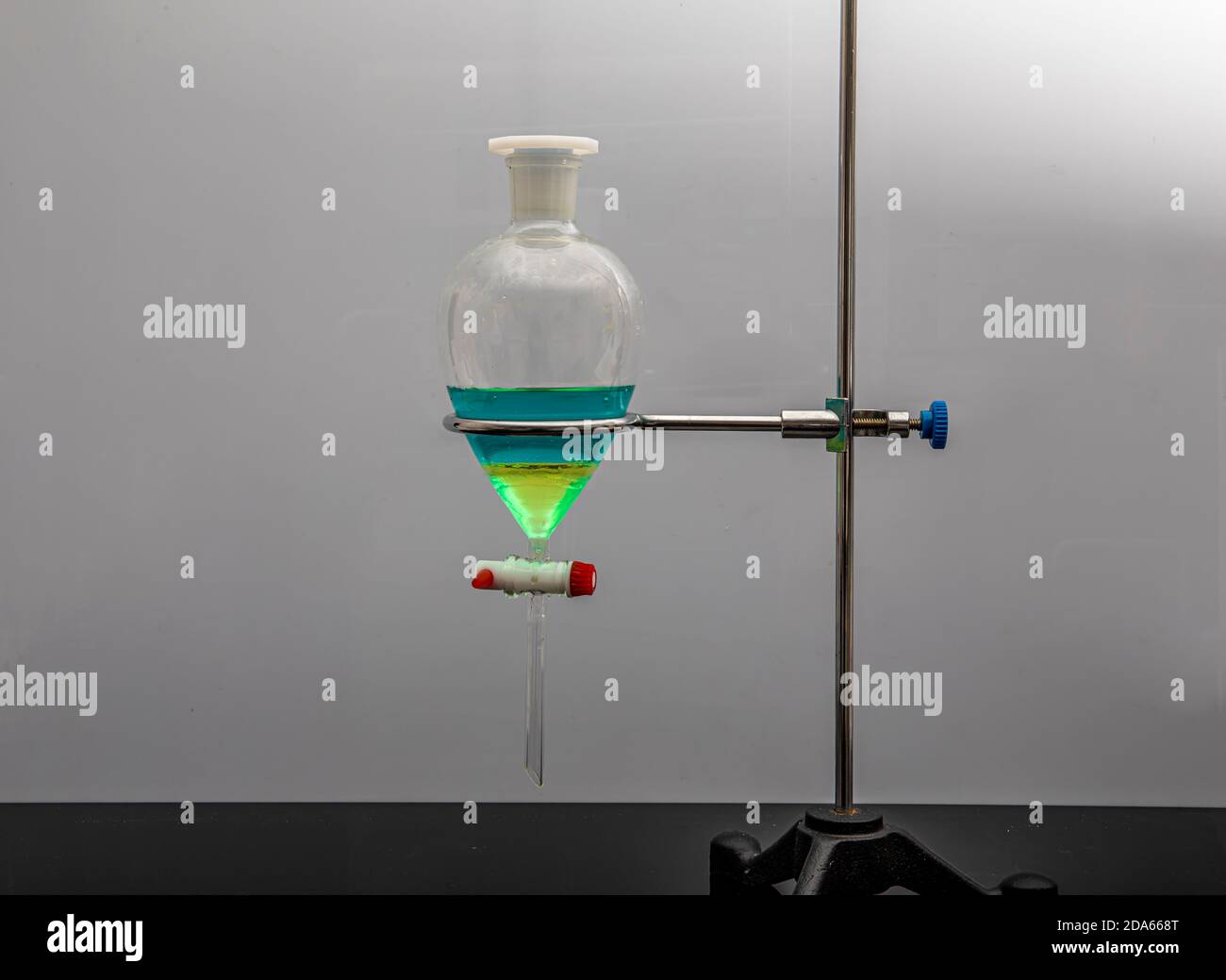 Lo studio che separa per filtrazione le sostanze componenti dalla miscela liquida in laboratorio. Separare il prodotto naturale usare diclorometano con acqua hanno Foto Stock