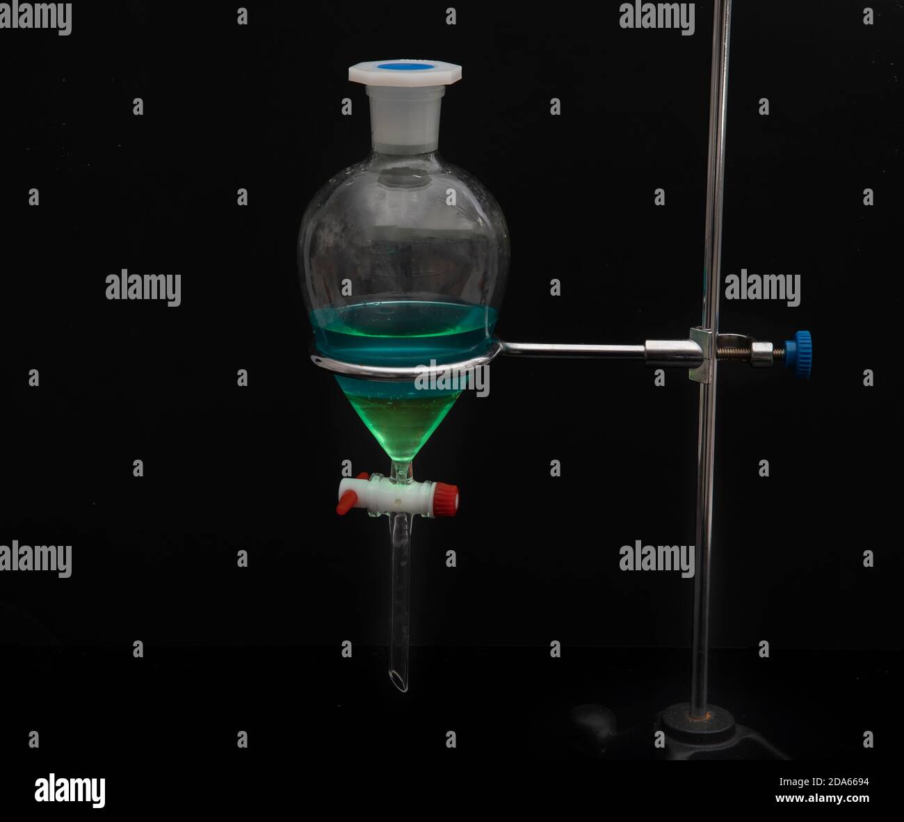 Lo studio che separa per filtrazione le sostanze componenti dalla miscela liquida in laboratorio. Separare il prodotto naturale usare diclorometano con acqua hanno Foto Stock