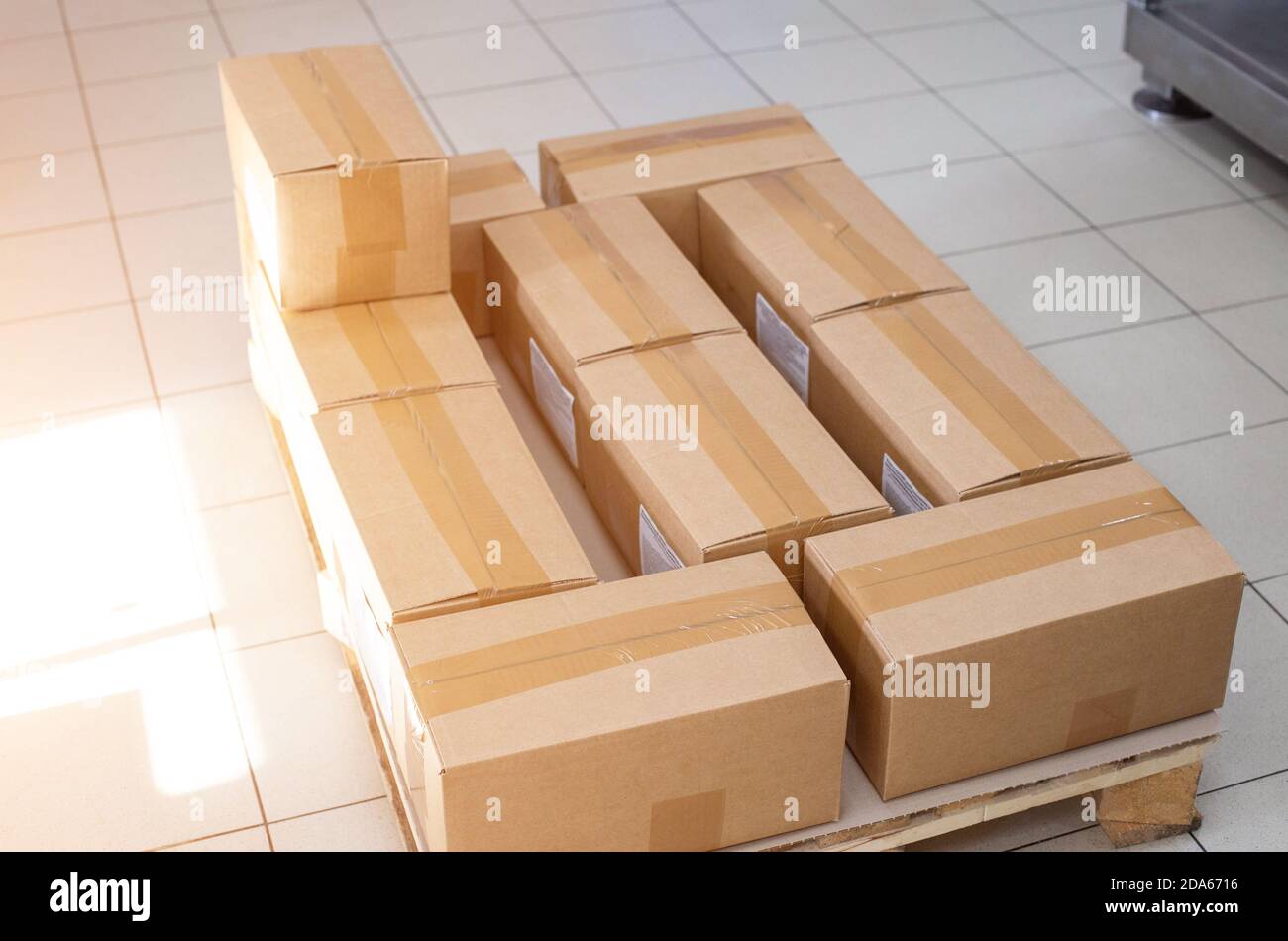 Pallet con scatole di cartone in produzione. Il concetto di imballaggio di cartone economico e durevole ad un costo basso, produzione Foto Stock