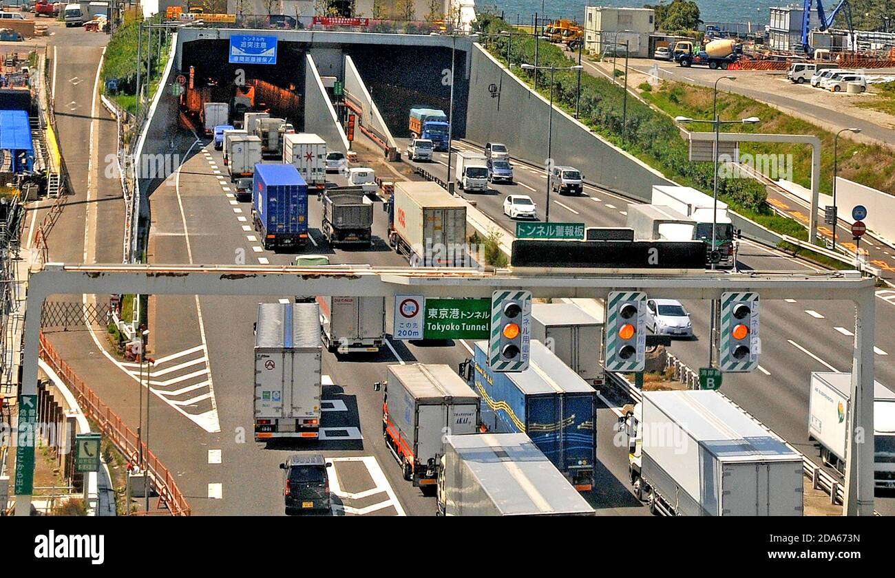 Traffico camion, ingresso al tunnel sottomarino, Odaiba, Tokyo, Giappone Foto Stock