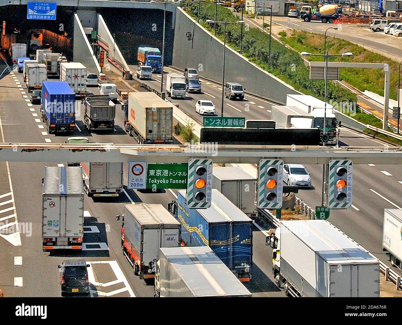Traffico di camion, ingresso al tunnel sottomarino, Odaiba, Tokyo, Giappone Foto Stock