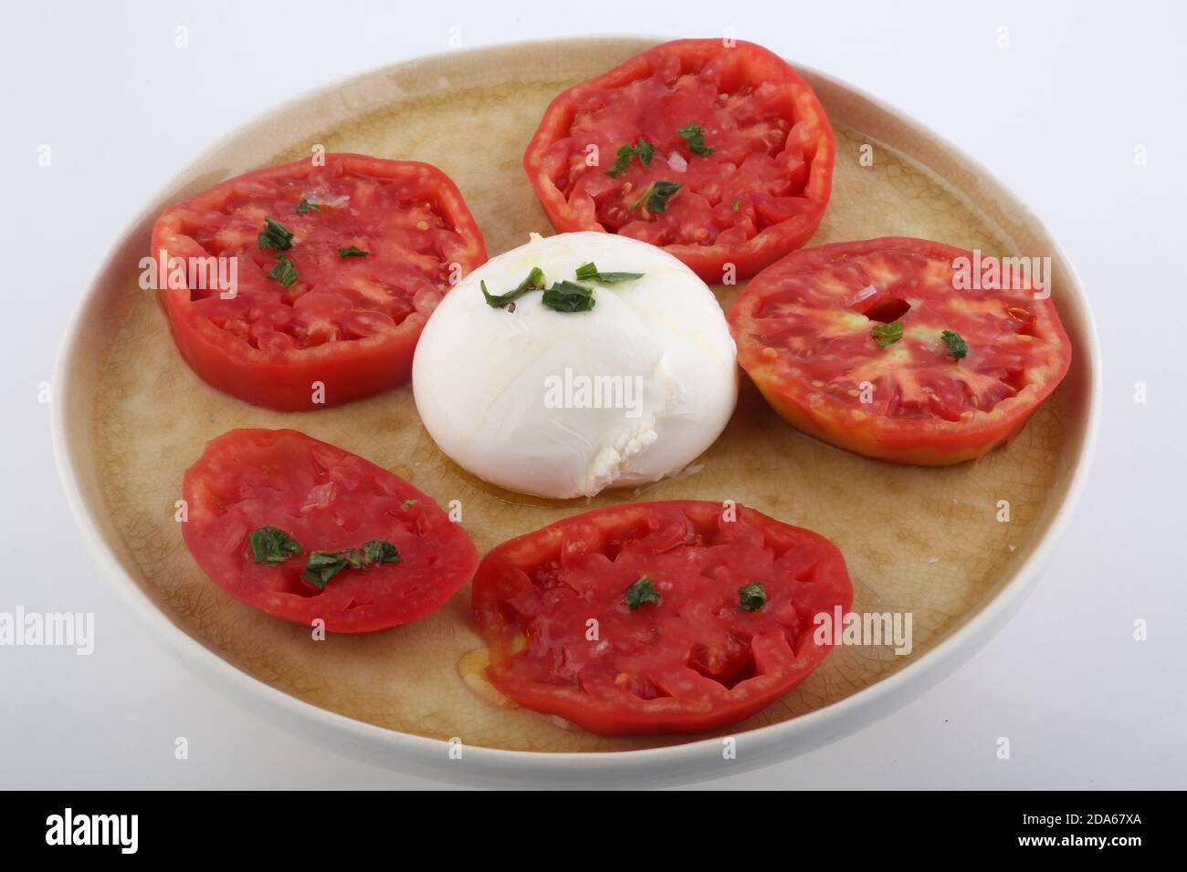 insalata di pomodoro e mozzarella con foglie di basilico Foto Stock