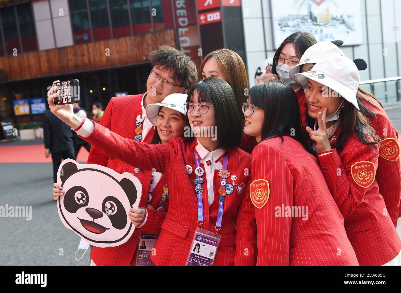Shanghai, Cina. 10 Nov 2020. I volontari prendono un selfie durante il terzo China International Import Expo (CIIE) a Shanghai, Cina orientale, 10 novembre 2020. La fiera è prevista per il 10 novembre. I membri dello staff, gli espositori e i visitatori scattano foto per conservare momenti preziosi dell'evento. Credit: Zhao Dingzhe/Xinhua/Alamy Live News Foto Stock