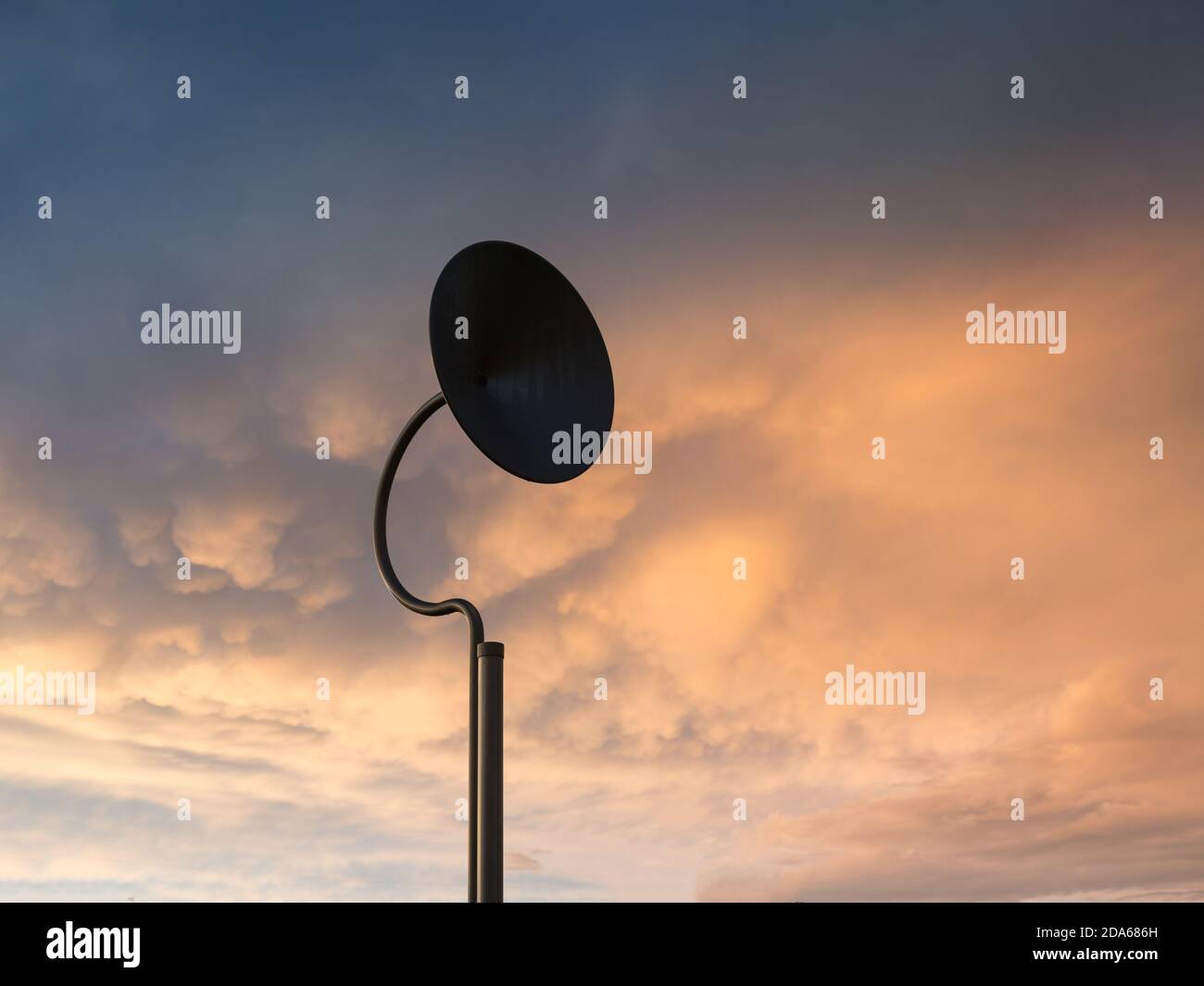 Cielo circolare e cielo nuvoloso al tramonto. Foto Stock