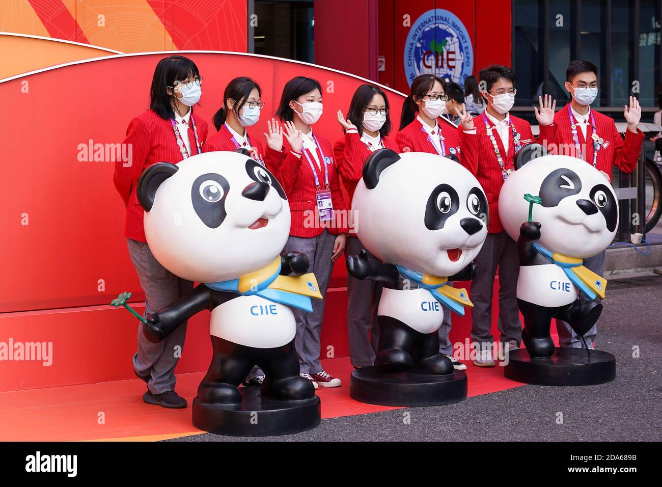 Shanghai, Shanghai della Cina. 10 Nov 2020. I volontari posano per una foto di gruppo al National Exhibition and Convention Center (Shanghai), il luogo principale per il terzo China International Import Expo (CIIE), a Shanghai, nella Cina orientale, il 10 novembre 2020. La fiera è prevista per il 10 novembre. I membri dello staff, gli espositori e i visitatori scattano foto per conservare momenti preziosi dell'evento. Credit: Zhang Haofu/Xinhua/Alamy Live News Foto Stock