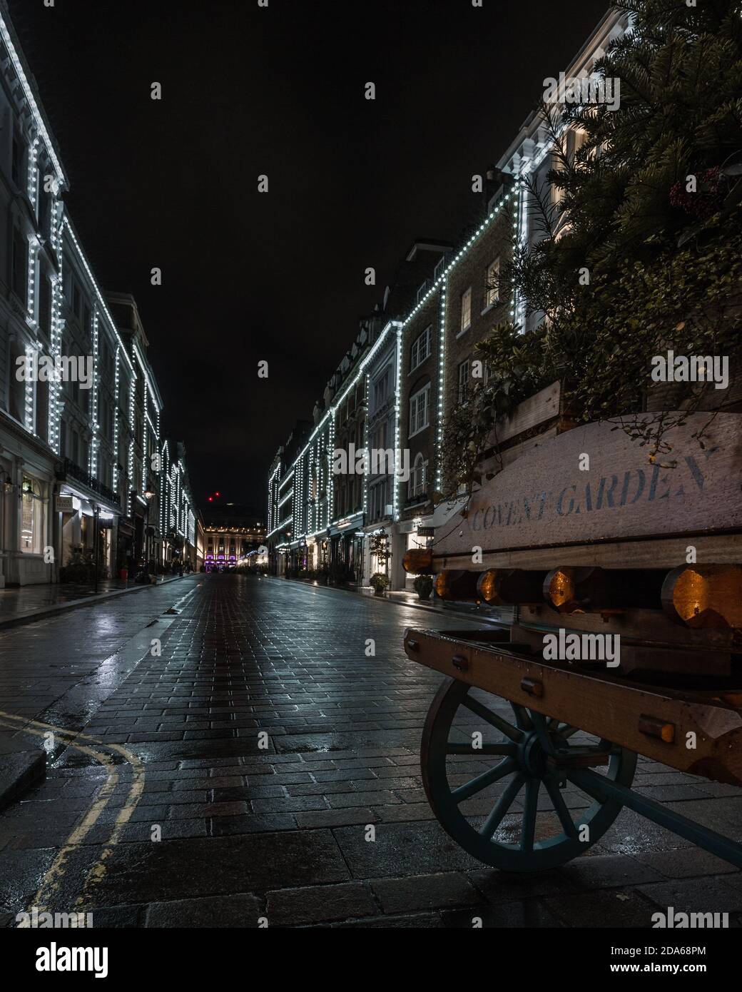 Una strada deserta in Covent Garden di notte durante il blocco di Londra.2. Foto Stock