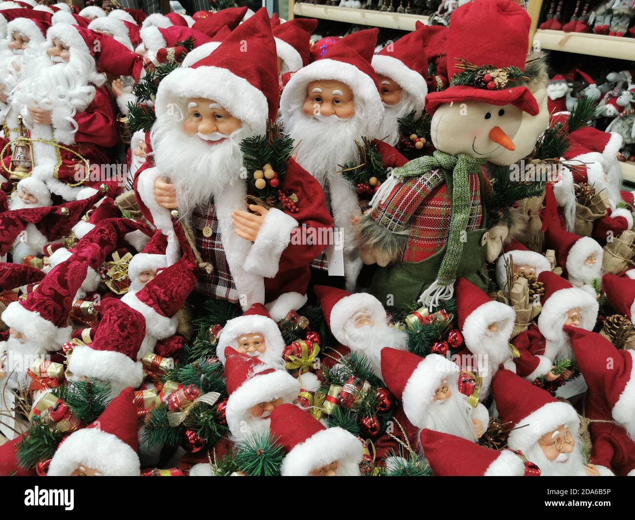 Molti giocattoli di Babbo Natale su una mensola di supermercato per la  vendita. Collezione di Natale in negozio. Decorazioni natalizie concetto di  produttori e fornitori. Anno nuovo Foto stock - Alamy