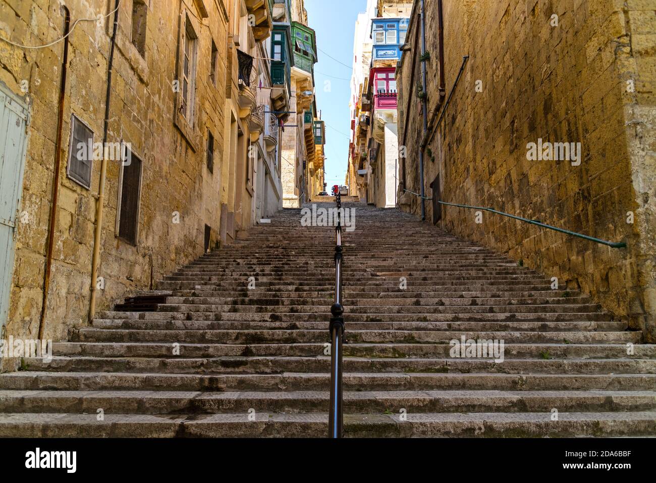 Tipica strada stretta con scale a la Valletta, Malta Foto Stock