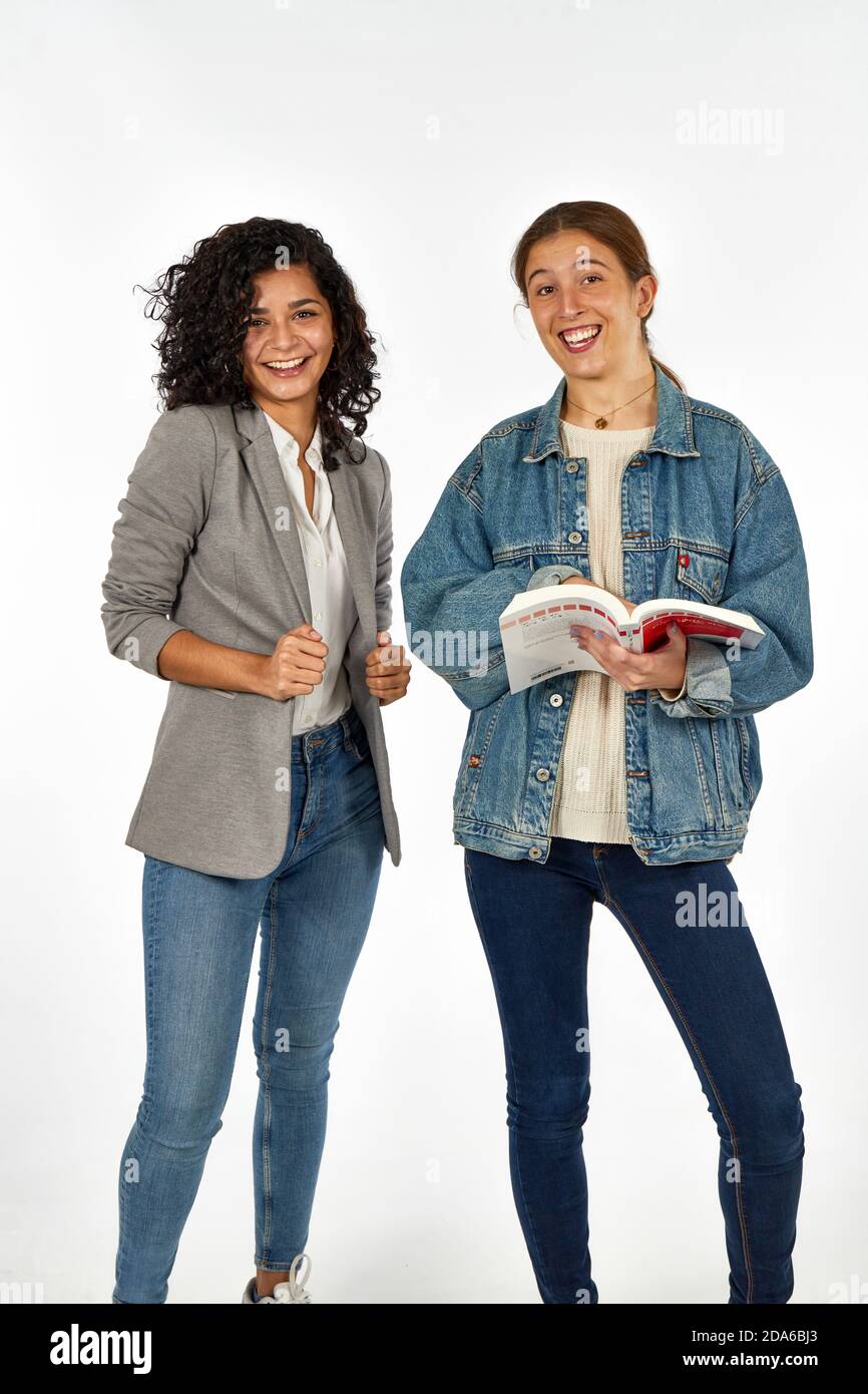 Studenti universitari che lavorano e studiano in squadra Foto Stock