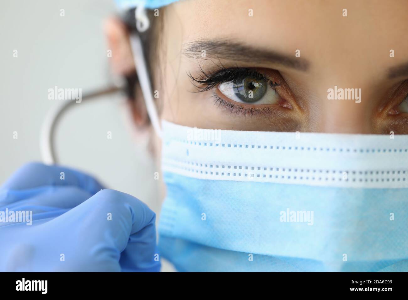 Medico di fiducia in maschera medica protettiva. Foto Stock