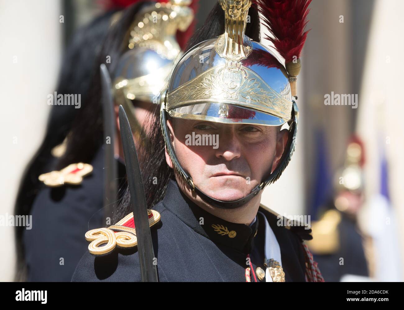 PARIGI, FRANCIA - 26 giu 2017: Guardia d'onore alla residenza del palazzo Elysee a Parigi durante una visita ufficiale del presidente dell'Ucraina Petro Poroshenko Foto Stock