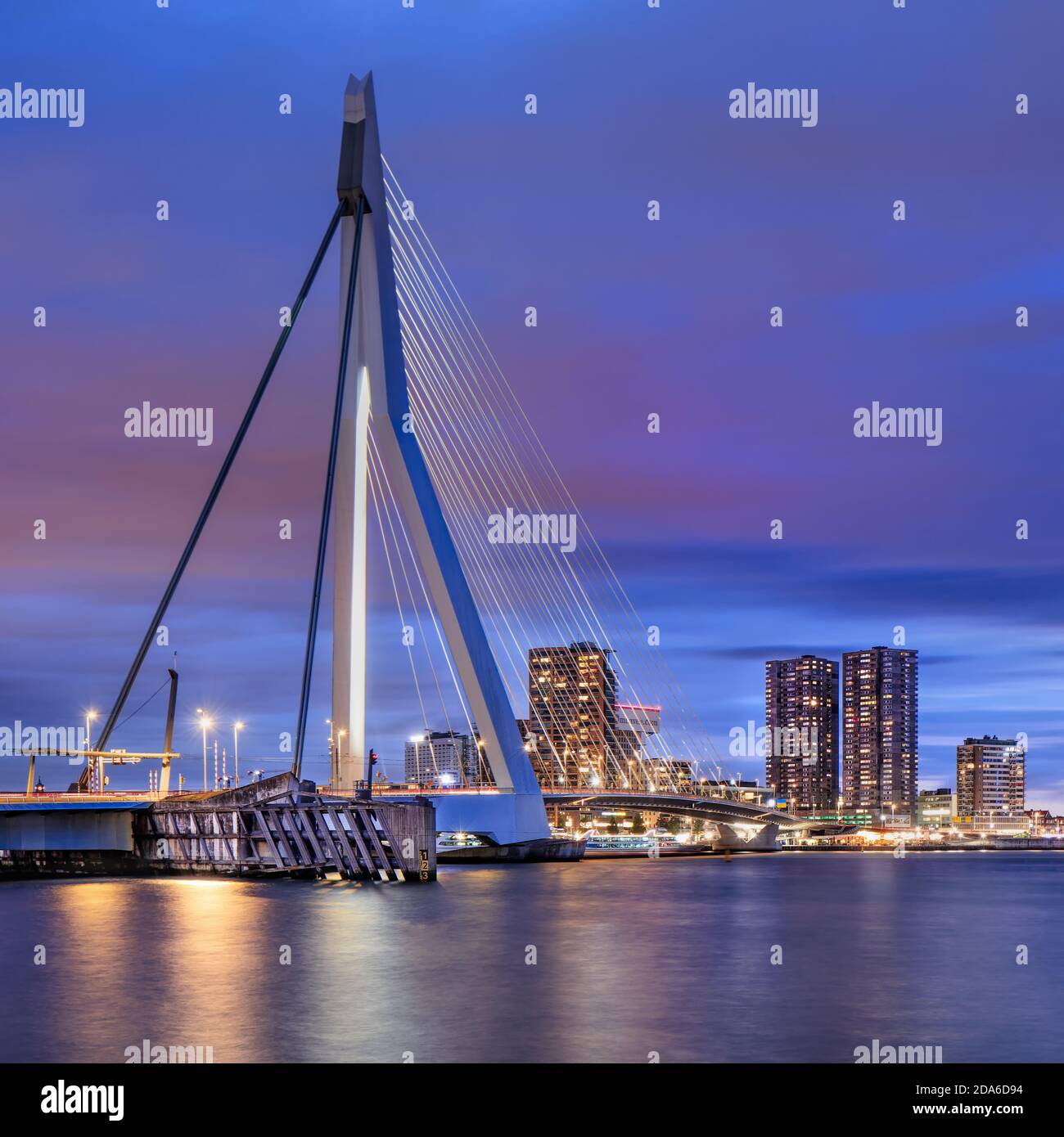 Il ponte Erasmus al tramonto. Il ponte lungo 284 m è stato progettato da ben van Berkel, fondatore di UNStudio. Foto Stock