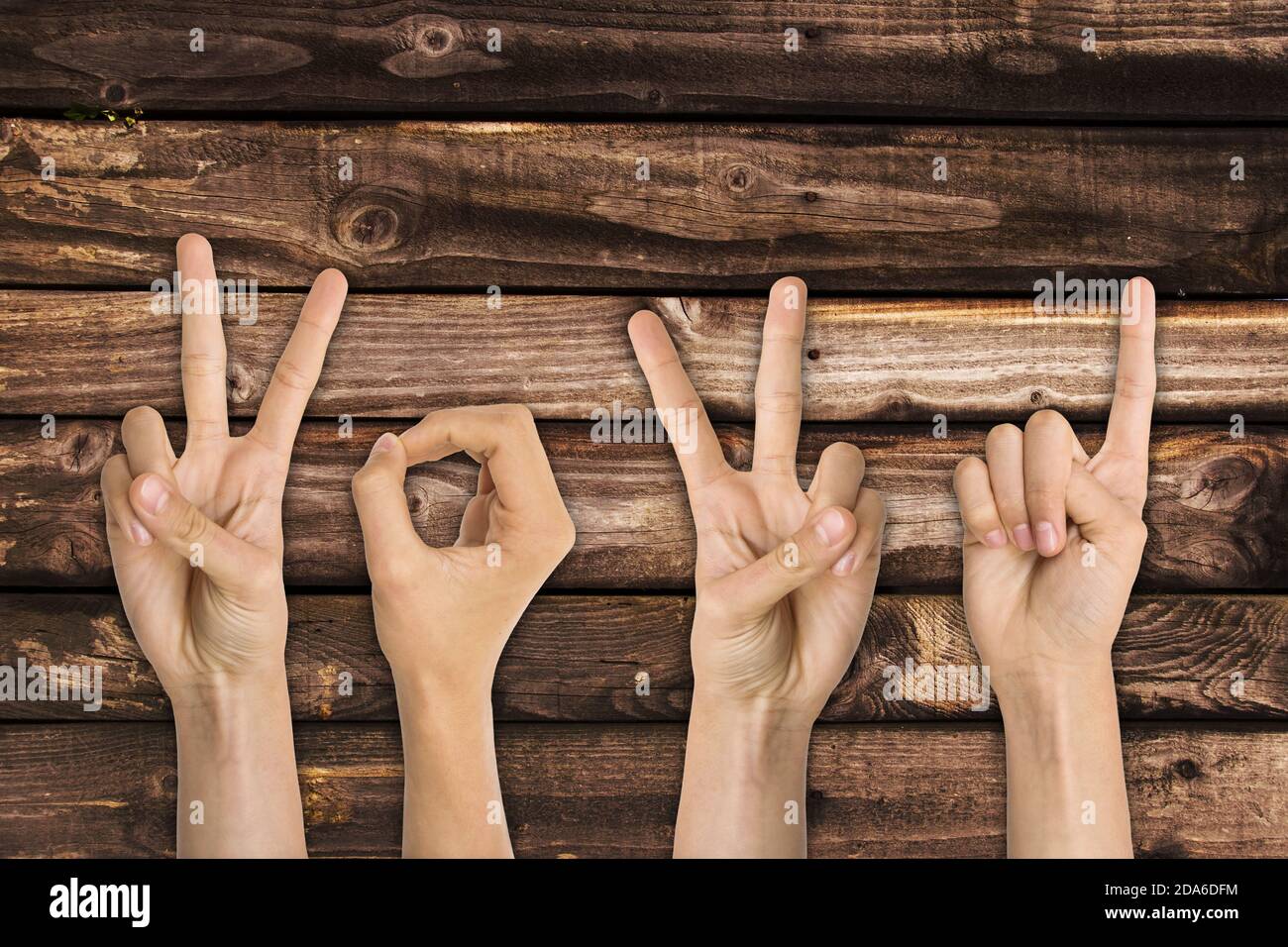 2021 scritta con segni a mani e dita, biglietto d'auguri per il nuovo anno Foto Stock