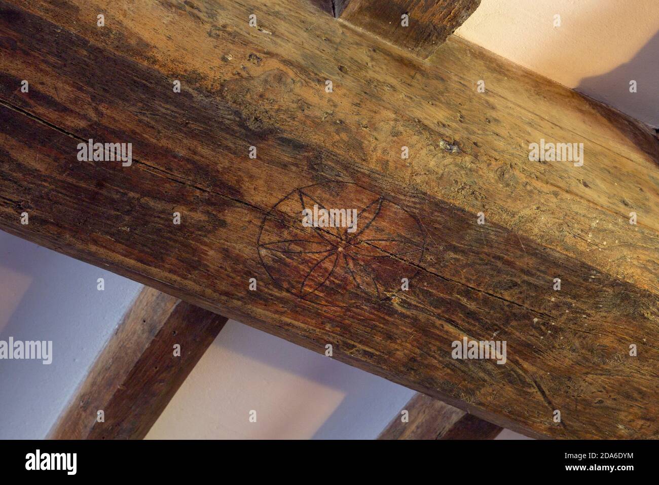 Witches Mark sul tetto cottage travi legno, Inghilterra, Europa Foto Stock