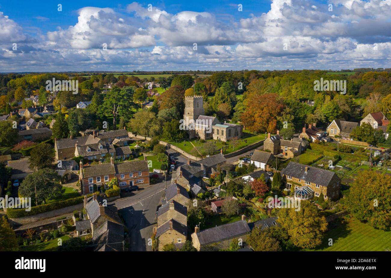 Steeple aston Chiesa e villaggio dall'aria, Oxfordshire, Inghilterra Foto Stock