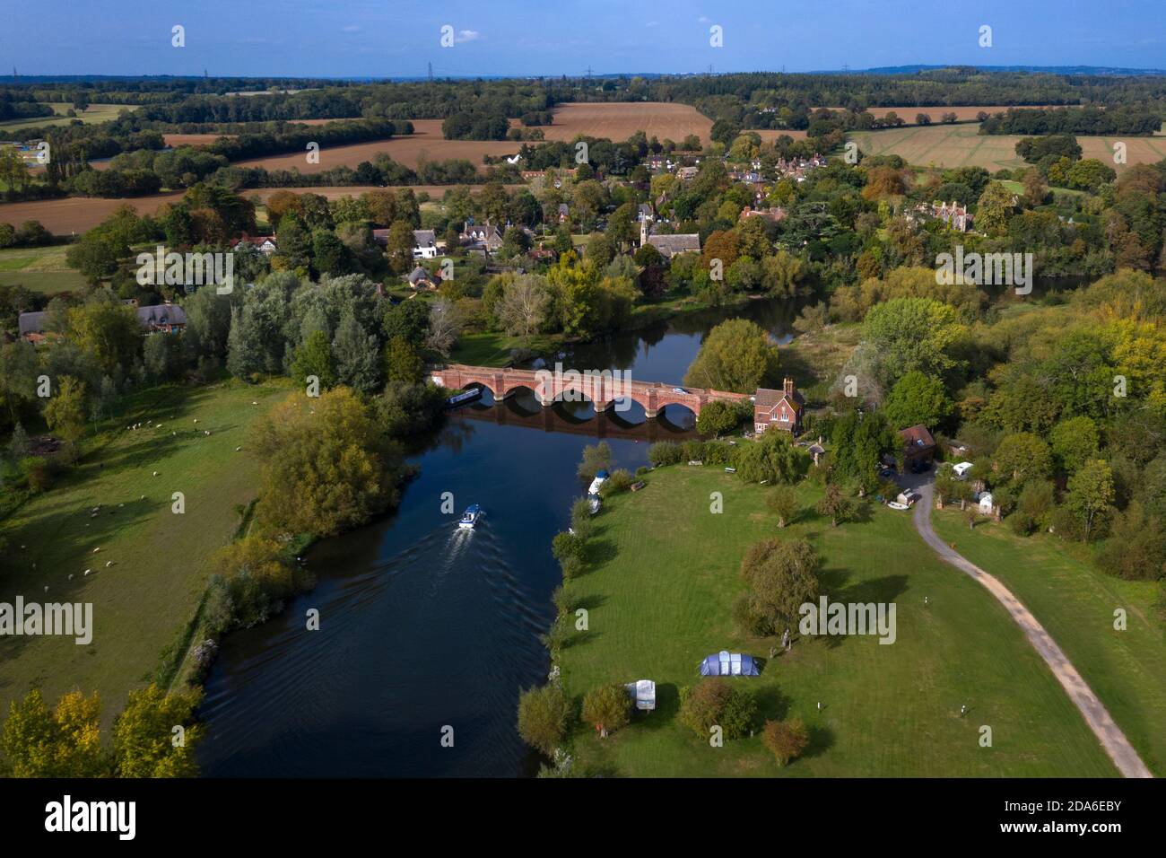 Tamigi e Ponte con il Villaggio di Clifton Hampden, Oxfordshire Foto Stock