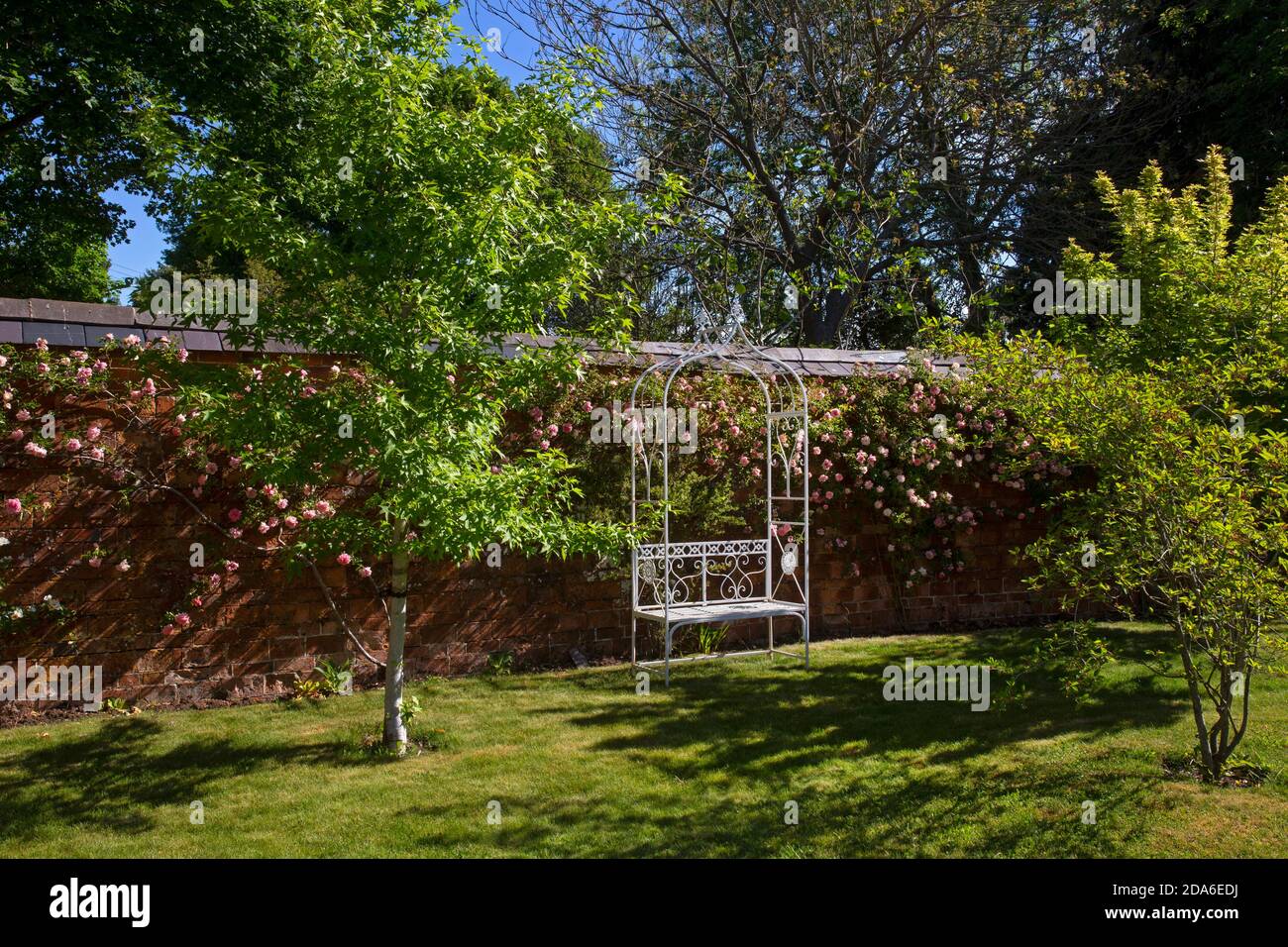 Posti a sedere in metallo nel Giardino Inglese, Inghilterra, Europa Foto Stock