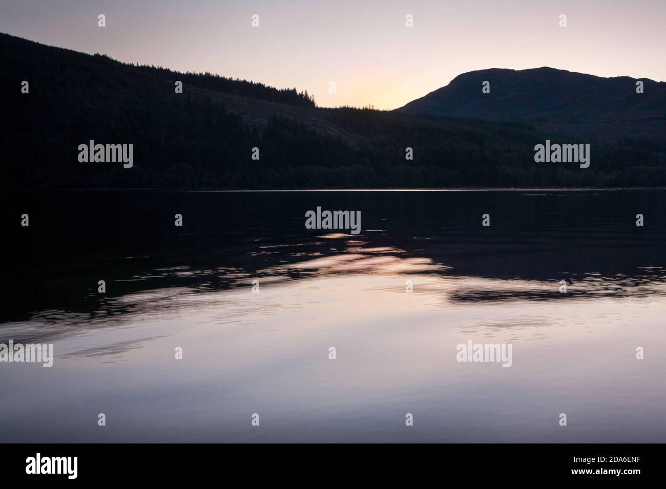 Tramonto sul lago scozzese Foto Stock