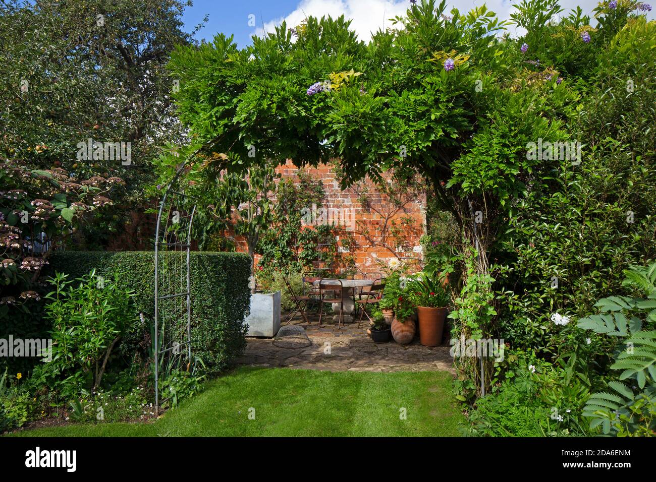 Area salotto riparata in giardino inglese, Inghilterra, Europa Foto Stock