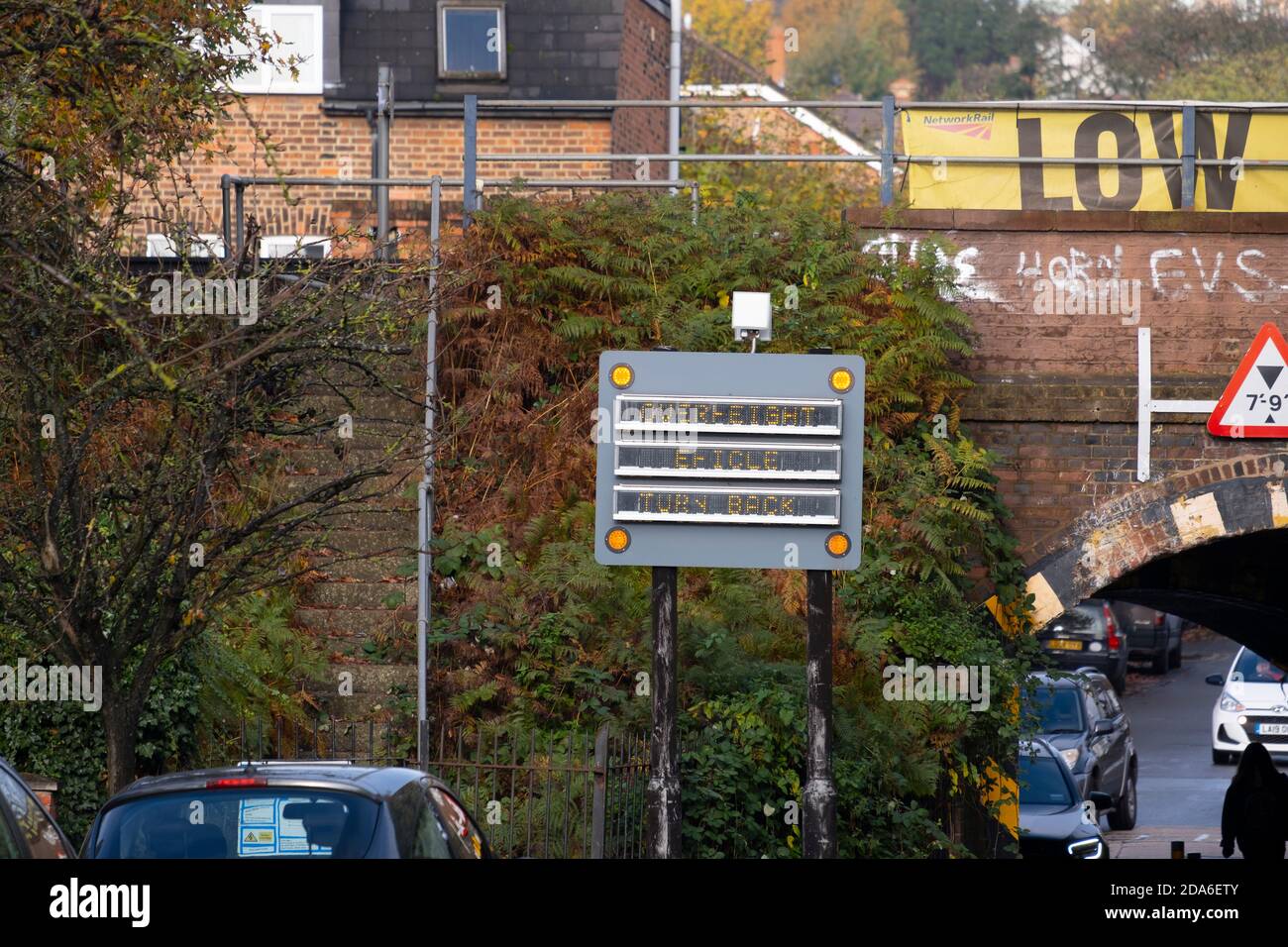 Lower Downs Road, Wimbledon, Londra, Regno Unito. 10 novembre 2020. Un rapporto sulla rete ferroviaria mostra che questo ponte ferroviario di Wimbledon è uno dei "più scolpiti" a Londra, entrando al 2° e colpendo 11 volte nel 2019-20. E 'anche il decimo eguale più bashed in Gran Bretagna. Sopra questo stretto ponte ad arco si trovano quattro binari ferroviari, due per i treni pendolari e due per i treni espressi da e per London Waterloo verso il sud-ovest dell'Inghilterra. Credit: Malcolm Park/Alamy Live News. Foto Stock