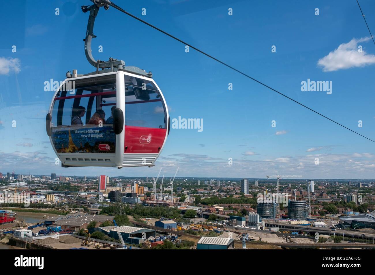 La funivia Emirates Air Line che collega Victroia Docks alla Greenwich Peninsula attraverso il fiume Tamigi con viste spettacolari su Londra, tra cui l'arena O2 e lo sviluppo di Canary Wharf. 19 luglio 2015. Foto: Neil Turner Foto Stock