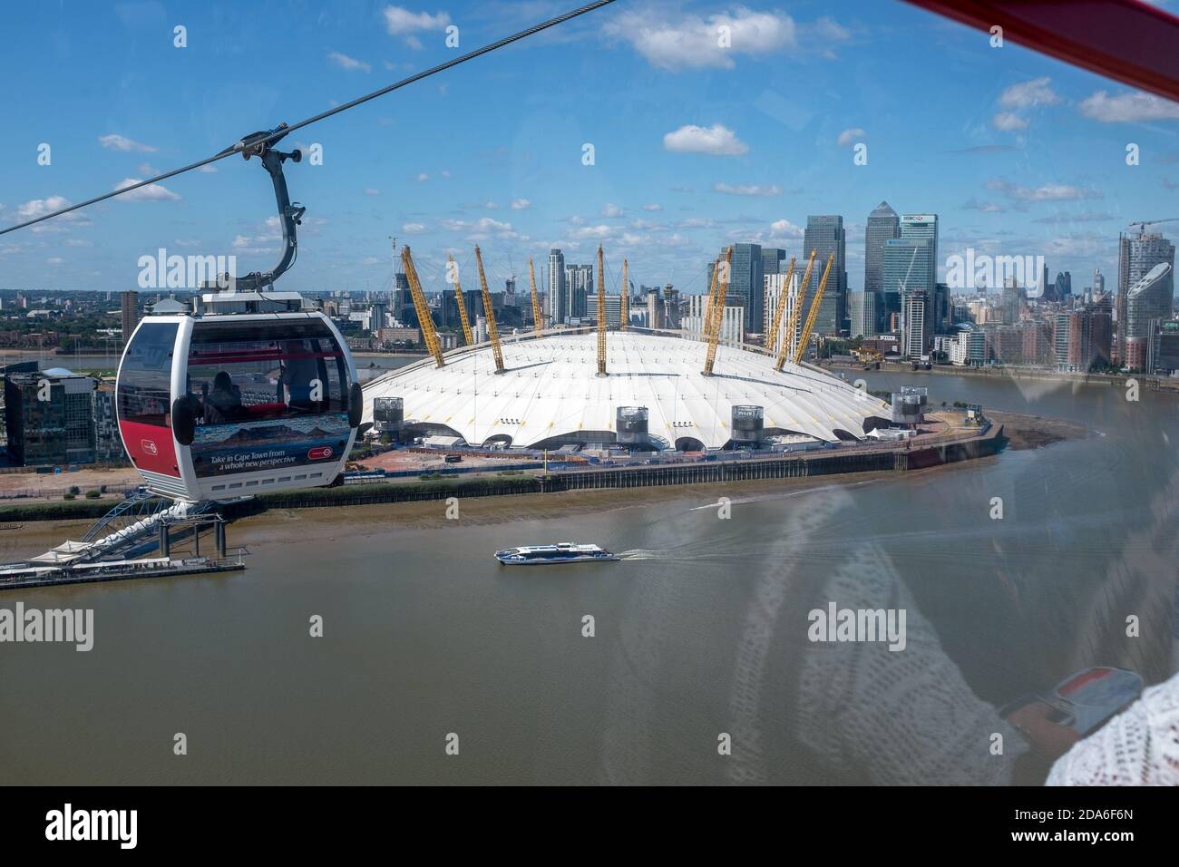 La funivia Emirates Air Line che collega Victroia Docks alla Greenwich Peninsula attraverso il fiume Tamigi con viste spettacolari su Londra, tra cui l'arena O2 e lo sviluppo di Canary Wharf. 19 luglio 2015. Foto: Neil Turner Foto Stock