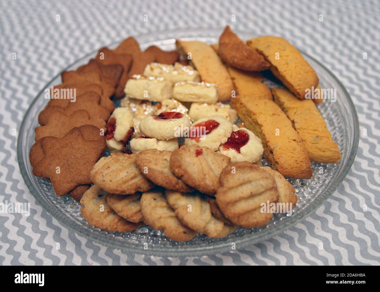 cinque tipi di biscotti di natale cotti in casa svedese su un lastra di vetro Foto Stock