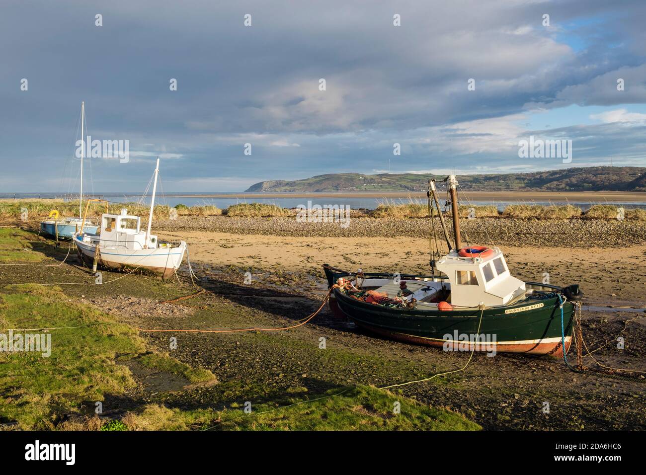 Barche a terra nel porto di Red Wharf Bay, Isola di Anglesey, Galles, Regno Unito, Gran Bretagna Foto Stock
