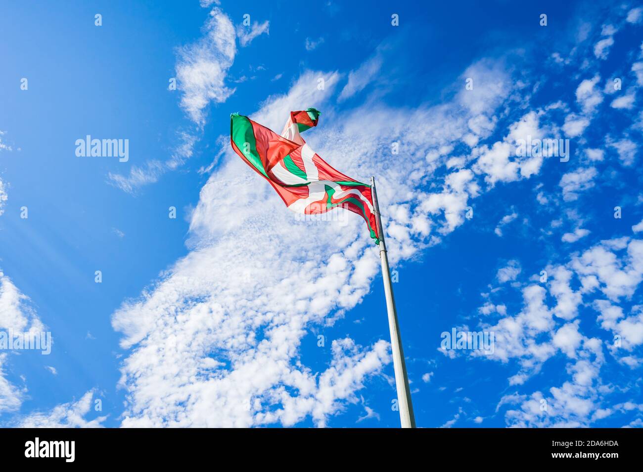 Low angle shot della bandiera basca sventolante in Spagna Foto Stock