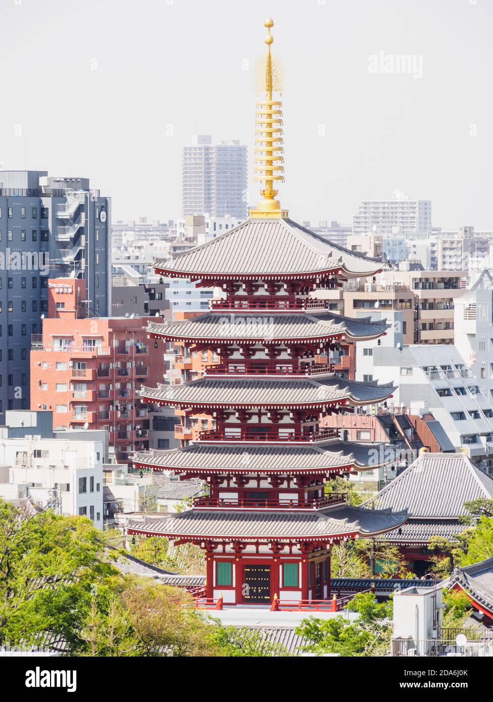 Immagine verticale del tempio senso-ji nell'area di Asakusa a Tokyo, Giappone Foto Stock