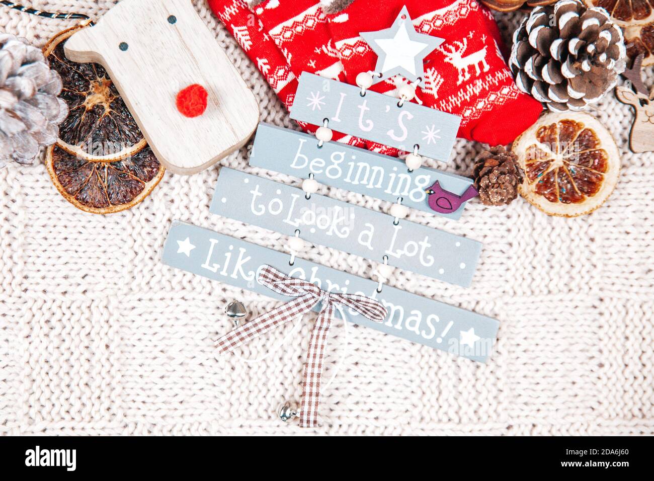 Sta cominciando osservare molto come segno di Natale con le decorazioni di Natale su una coperta lavorata bianca. Umore di Natale. Foto Stock