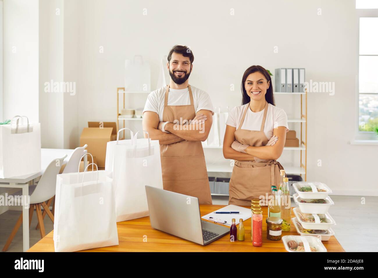Lavoratori in sano servizio di consegna degli alimenti imballaggio online concetto di ordini Foto Stock