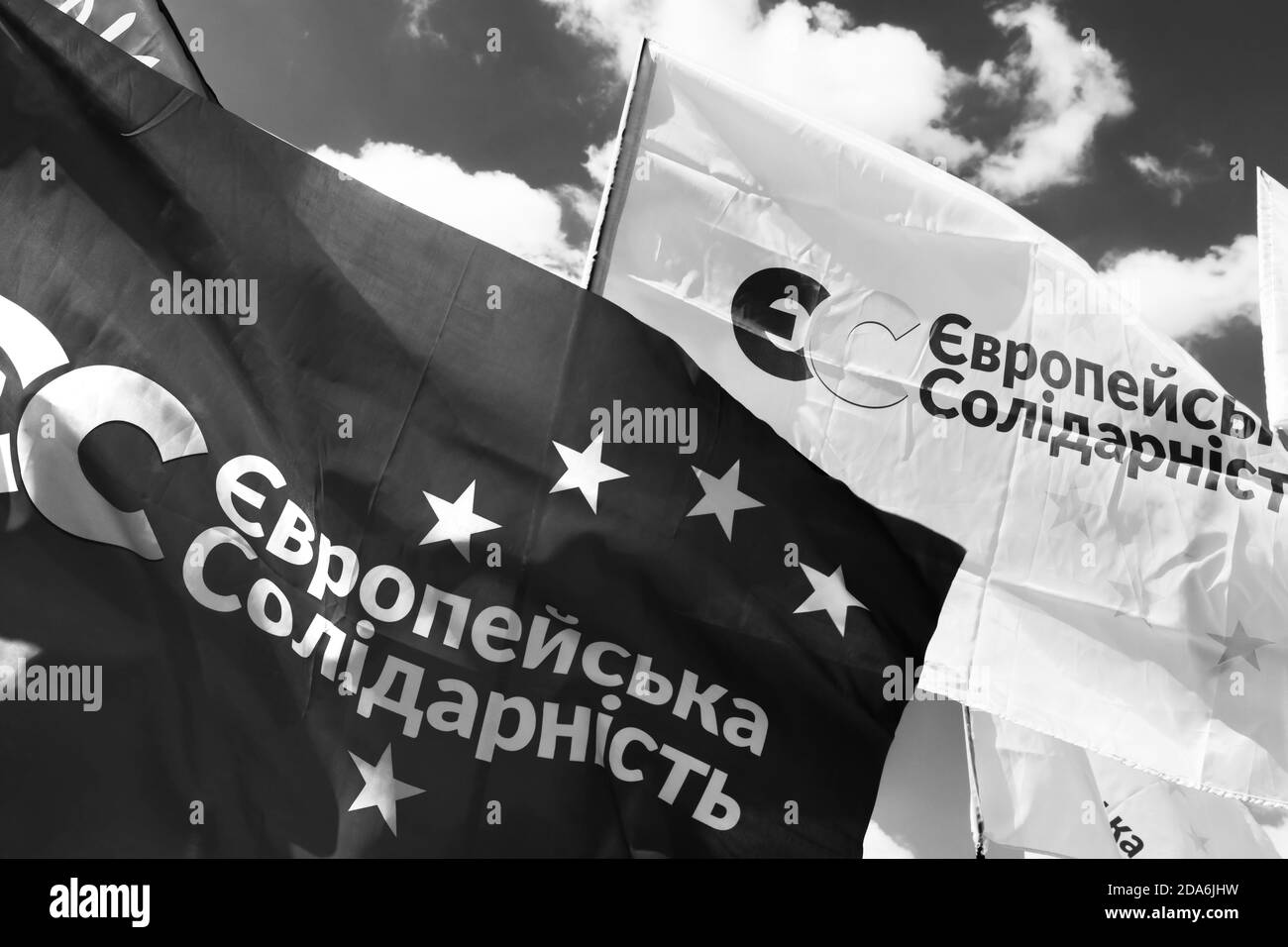 KIEV, UCRAINA - 01 luglio 2020: Raduno contro la persecuzione politica in Ucraina. Migliaia di persone sono venute a sostenere il 5° presidente dell'Ucraina Petro Poroshenko. Bandiere del Partito europeo di solidarietà Foto Stock