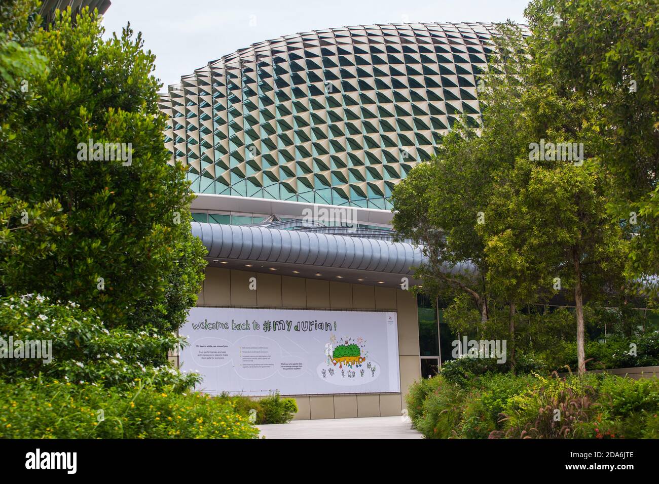 Architettura paesaggistica all'aperto di Esplanade, Singapore, 2020. Foto Stock