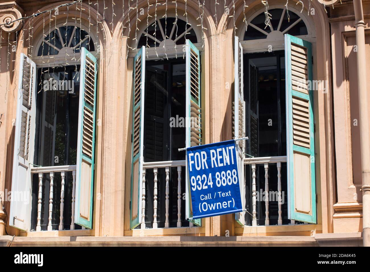 L'appartamento disponibile per il negozio viene messo in affitto dal proprietario dell'immobile e dal suo numero di contatto per una rapida richiesta di informazioni. Singapore. Foto Stock