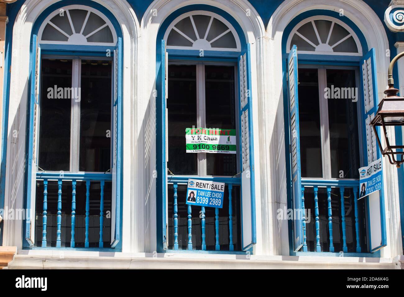 Gli spazi per le unità commerciali, i banner sono allestiti per pubblicizzare il noleggio o la vendita da parte dell'agente immobiliare. Singapore. Foto Stock