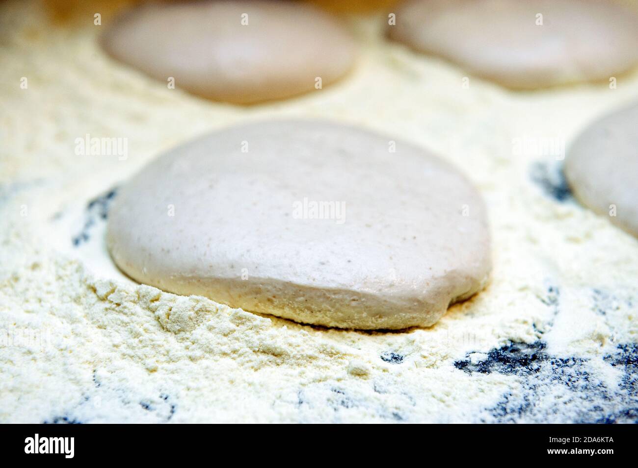 impasto di pane lievitato pronto per essere trasformato in pizza Foto Stock