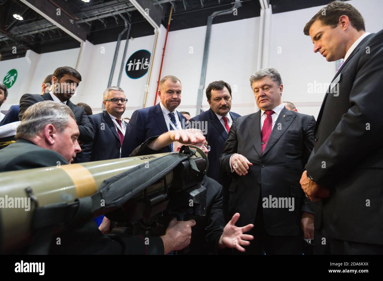 ABU DHABI, EMIRATI ARABI UNITI - 24 febbraio 2015: Presidente dell'Ucraina Petro Poroshenko durante una visita alla XII esposizione internazionale della difesa IDEX-2015 Foto Stock