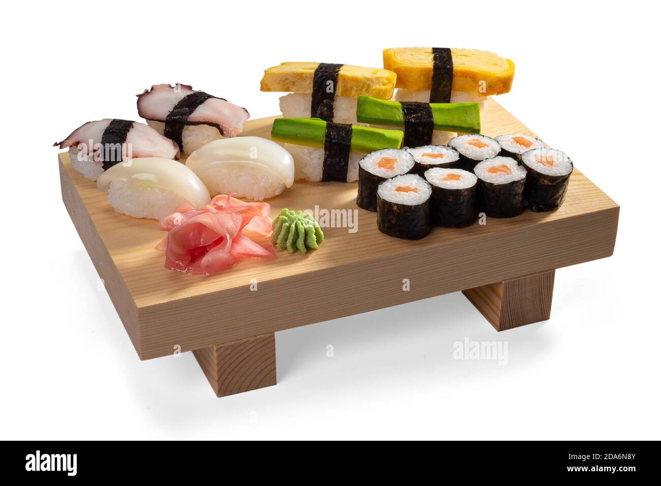 Set di sushi e sushi roll su una tavola di legno. Isolato su sfondo bianco. Foto Stock