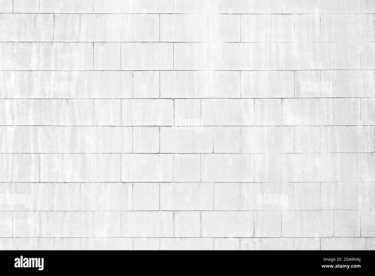 Vecchio muro di cemento bianco e grugnoso. Trama astratta della foto di sfondo Foto Stock